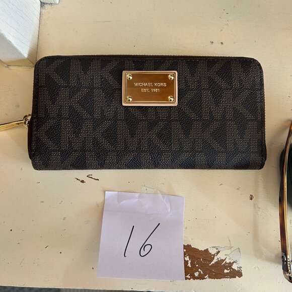 【9.28】#11-20 Preowned Value $100 Group - Picture 7 of 11